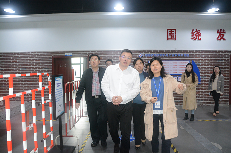 深圳清华大学研究院光电新材料研发中心主任赵祖珍博士一行来访研究院